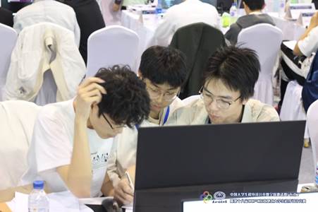 一群人在看笔记本电脑 AI 生成的内容可能不正确。